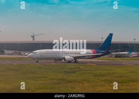 Foto di Sriwijaya Air Boeing 737-86N(WL) PK-CMT all'aeroporto internazionale Soekarno-Hatta di Giacarta Foto Stock