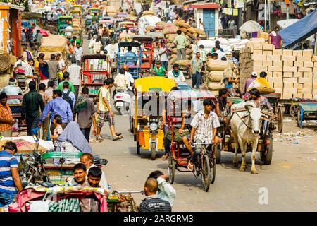 Molti rickshaws di ciclo, moto e la gente causano il traffico affollato sulla strada di Khari Baoli nella vecchia Delhi Foto Stock