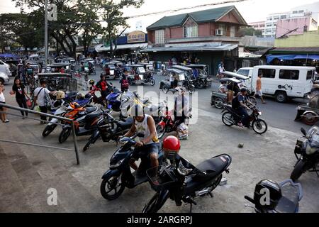 Antipolo City, Filippine - 27 gennaio 2020: Motociclette e tricicli in una strada molto trafficata nella città propria di Antipolo City. Foto Stock