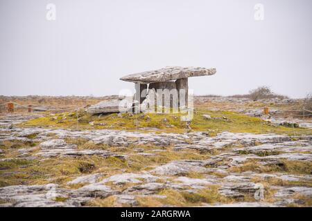 Irland. 19th febbraio 2018. Irlanda 2018: Impressioni Irlanda - Febbraio - 2018 Poulnabrone-Dolmen | Utilizzo Nel Mondo Credito: Dpa/Alamy Live News Foto Stock