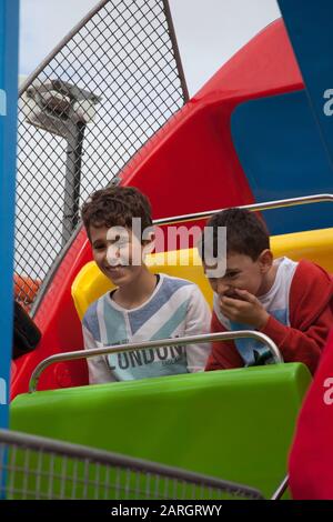 2 ragazzi in un giro in fiera Foto Stock