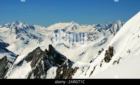 Vista da Gabler a Hochgall, Schneebiger Nock, Magerstein e Rauchkofel in primavera Foto Stock