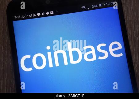 Logo Coinbase visualizzato su uno smartphone moderno Foto Stock