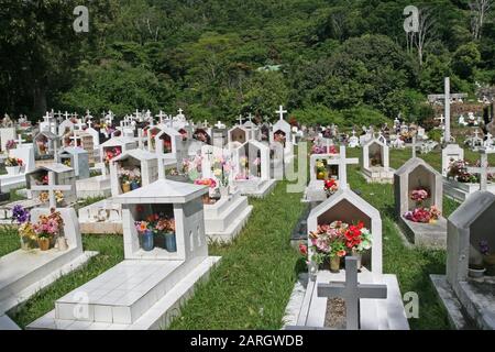 Cimitero/cimitero vicino isola bungalow, La Digue, Seychelles. Foto Stock