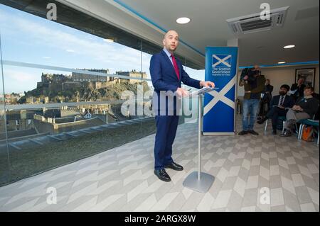 Edimburgo, Regno Unito. 27 Gennaio 2020. Nella foto: Ben Macpherson MSP del Partito Nazionale Scozzese (SNP) mentre presenta il Primo Ministro. Nicola Sturgeon svela le proposte di politica dell'immigrazione per un nuovo visto scozzese volto ad affrontare lo spopolamento e a ridurre le lacune nelle competenze. Credito: Colin Fisher/Alamy Live News. Foto Stock