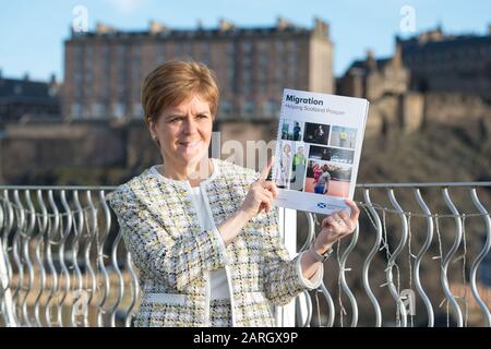 Edimburgo, Regno Unito. 27 Gennaio 2020. Nella foto: Nicola Sturgeon MSP - Primo Ministro della Scozia e leader del Partito Nazionale Scozzese (SNP). Nicola Sturgeon svela le proposte di politica dell'immigrazione per un nuovo visto scozzese volto ad affrontare lo spopolamento e a ridurre le lacune nelle competenze. Si prevede che tutta la crescita della popolazione scozzese per i prossimi 25 anni sia dovuta alla migrazione, a differenza del resto del Regno Unito. Credito: Colin Fisher/Alamy Live News. Foto Stock