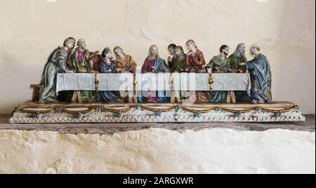 Una raffigurazione in porcellana di Gesù con i suoi apostoli nell'ultima cena prima della sua Crocifissione, Chiesa del Priorato di Santa Maria, Abergavenny Wales UK. Maggio 2019 Foto Stock