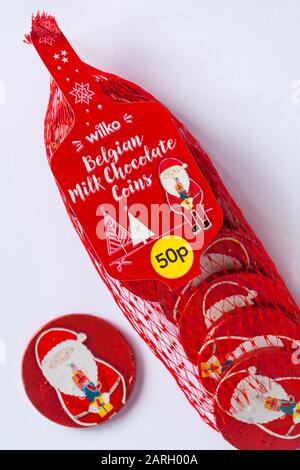 Wilko Belga Latte cioccolato Monete cioccolatini con Babbo Natale Babbo Natale in rete pronto per Natale su sfondo bianco Foto Stock