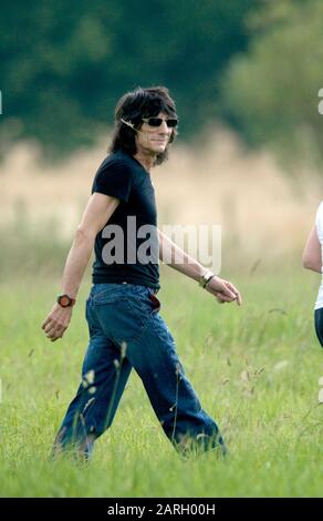 Ronnie Wood, chitarrista dei Rolling Stones, fa una passeggiata nel centro di riabilitazione 'Lifeworks' di Old Woking, Surrey, Inghilterra 2008 Foto Stock