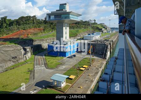 Canale di Panama, provincia di Colon, Panamax, lago Gatun, nave da crociera e navi da carico che attraversano le chiuse. Foto Stock