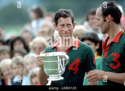 HRH Prince Charles gode di champagne dopo una partita di polo al polo club di Guards, Windsor, Gran Bretagna Giugno 1987 Foto Stock