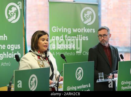 Mary Lou McDonald e Eoin o Broin di Sinn Fein parlano al lancio del manifesto elettorale generale del partito a Dublino. Foto Stock