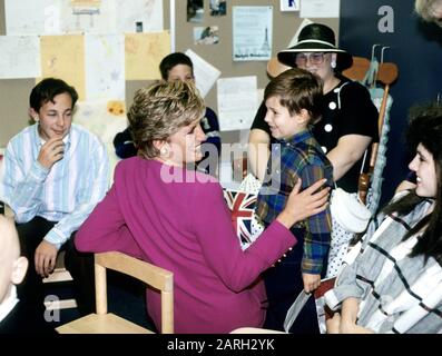 La principessa Diana di HRH visita una scuola a Sudbury durante il suo giro reale del Canada. Indossando un abito rosa disegnato dal designer di moda Paul Costelloe Ottobre Foto Stock