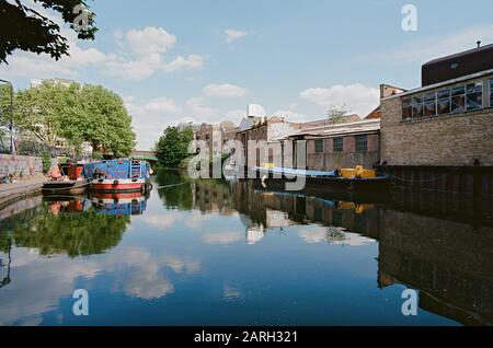 Edifici lungo il Regents Canal vicino a Kingsland Road, Haggerston, North London, UK Foto Stock