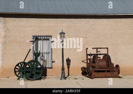 alcune attrezzature antiche abbandonate accanto a un edificio Foto Stock