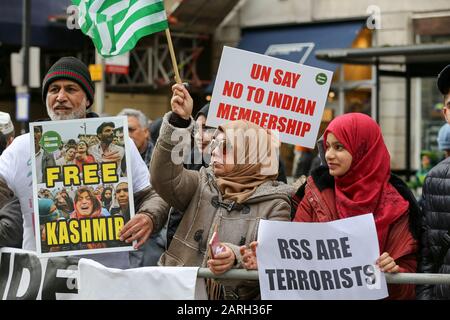 I manifestanti tengono placard durante la dimostrazione.Centinaia dei musulmani, Kashmiris e Sikhs dimostrano fuori di un'alta commissione indiana che chiede che il Kashmir sia libero dall'India. Foto Stock