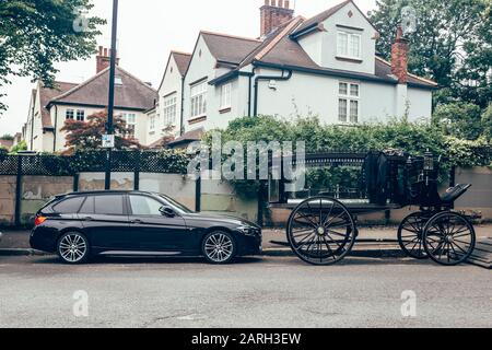 Londra/UK - 17/07/2019: BMW Serie 3 Touring (F31) stile carrozzone e un vecchio stile di attesa parcheggiata su un lato di una strada. Concept foto 'Segui il RU Foto Stock
