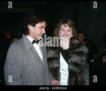 Il musicista Jean-Michel Jarre con la sua seconda moglie attrice Charlotte Rampling, Londra, Inghilterra 1984. La coppia è stata divorziata nel 1998. Foto Stock