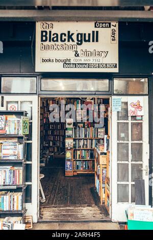 Londra/Regno Unito - 17 luglio 2019: Ingresso alla libreria e al bindery 'Blackgull' sul mercato di Camden, la quarta attrazione turistica più popolare di Londra Foto Stock