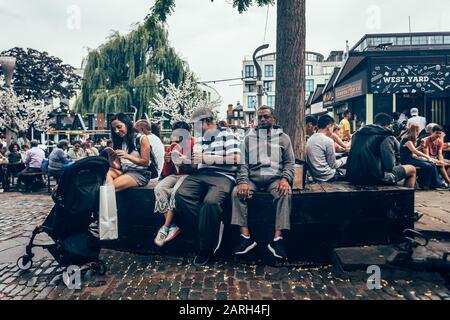 Londra/Regno Unito - 17 luglio 2019: Persone che riposano nell'area di seduta di Camden Market. Camden Market è la quarta attrazione turistica più popolare di Londra Foto Stock