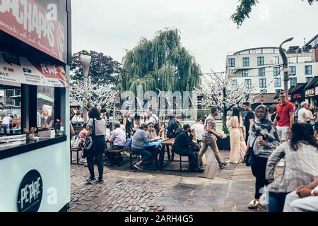 Londra/Regno Unito - 17 luglio 2019: Persone che riposano nell'area di seduta di Camden Market. Camden Market è la quarta attrazione turistica più popolare di Londra. Selezionare Foto Stock