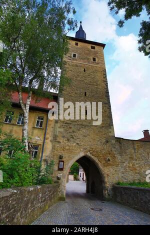 Iphofen è una città in Baviera con molti luoghi di interesse storico. Mittagsturm Foto Stock