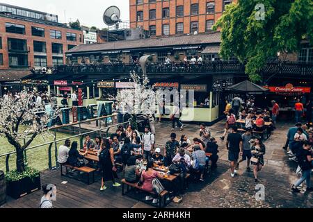Londra/Regno Unito - 17 luglio 2019: Persone che riposano nell'area di seduta di Camden Market. Camden Market è la quarta attrazione turistica più popolare di Londra. Selezionare Foto Stock