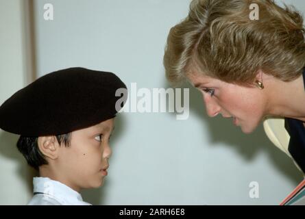 Hrh Princess Diana Apre I Dipartimenti Della Gioventù E Del Benessere Della Croce Rossa Di Hong Kong, Sede Della Divisione Dell'Isola Di Hong Kong, Hong Kong, Novembre 1989 Foto Stock