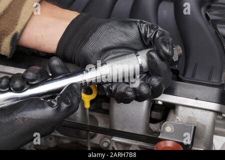 Impostazione della forza di serraggio appropriata sulla chiave dinamometrica. Officina di riparazione auto. Foto Stock