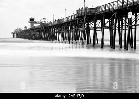 Oceanside California USA. Storico Molo Oceanside, Oceanside, San Diego County, California. Esposizione dell'otturatore lenta. Foto Stock