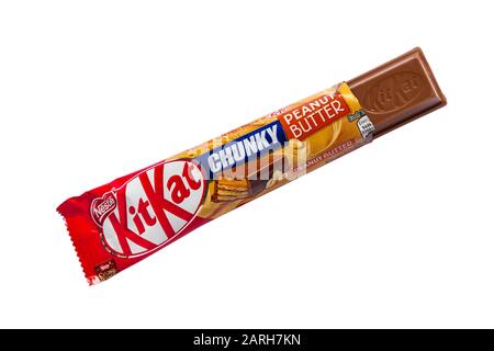 Nestle KitKat chunky arachidi burro barra di cioccolato aperto per mostrare i contenuti isolati su sfondo bianco - kit kat Foto Stock