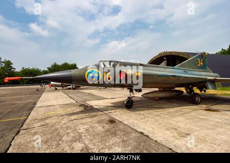 BEAUVECHAIN, BELGIO - 3 LUGLIO 2010: Ex svedese Air Force Saab 35 aereo da combattimento Draken sulla tarmac di Beauvechain Airbase. Foto Stock