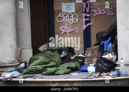 Un senzatetto che dorme nella porta di un ramo chiuso della Leeds Building Society on Kingsway, Holborn, Londra. Foto PA. Data Immagine: Martedì 28 Gennaio 2020. Il credito fotografico dovrebbe essere: Victoria Jones/PA Wire Foto Stock