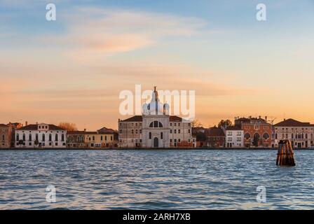 Vista al tramonto della Chiesa Zitelle, tardo rinascimentale, sull'isola della Giudecca, nella Laguna di Venezia Foto Stock