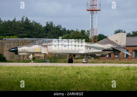 Wittmund, GERMANIA - 29 GIUGNO 2013: Aereo militare tedesco F-4 caccia fantasma jet a Wittmund Airbase. Foto Stock