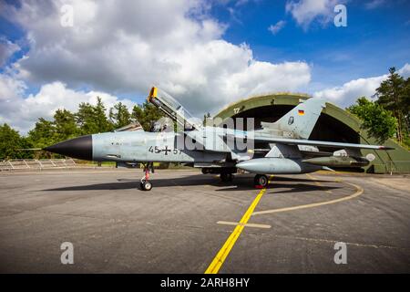 Wittmund, GERMANIA - 29 GIUGNO 2013: Tedesco Air Force Panavia Tornado IDS caccia bombardiere di fronte a un rifugio indurito su base Wittmund. Foto Stock