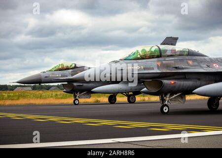 Schleswig-JAGEL, GERMANIA - 23 GIUGNO 2014: Due aerei da combattimento F-16 della 192Filo della forza aerea turca durante L'Incontro della Tigre della NATO presso la base aerea dello Schleswig-Jagel. Foto Stock