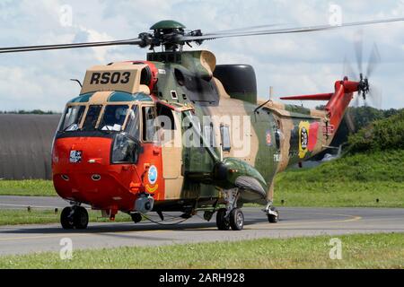 Florennes, BELGIO - 6 LUGLIO 2008: Belga Air Force Sikorsky Sea King salvataggio elicottero tassaggio su Florennes airbase. Foto Stock