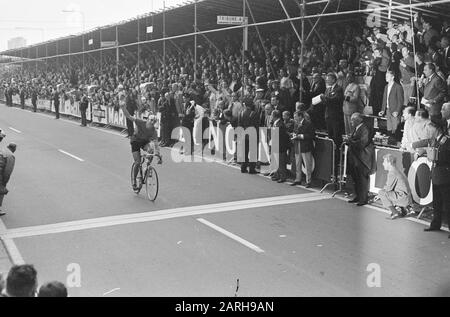 Campionato Del Mondo In Bicicletta A Heerlen. L'inglese C. Webb va come campionati del mondo sopra il finale dilettante Data: 2 settembre 1967 Località: Heerlen Parole Chiave: AMATORS, CYCLRENEN, fine Foto Stock