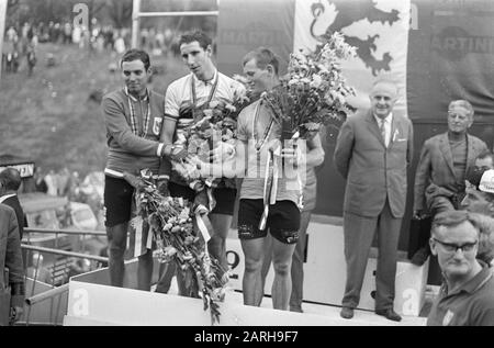 Campionato Del Mondo In Bicicletta A Heerlen. On stage Gayot (2), Webb (1) and Pains (3) Data: 2 september 1967 luogo: Heerlen Parole Chiave: CIELRENN, stage Foto Stock