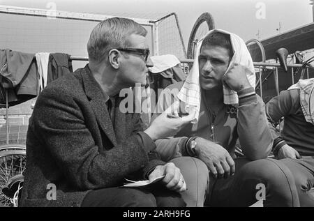 World Cycling Championships, serie sprint amatoriale finire quinta serie. Phakadze con asciugamano in testa (Russia)/Data: 24 agosto 1967 Ubicazione: Amsterdam Parole Chiave: Ciclismo su pista, sport Nome personale: Phakadze, Omar Foto Stock