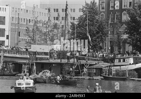 Funerale dell'artista Walter C. Gluck (re degli hippies/Victor IV) sull'Amstel (Amsterdam); zattera con bara W.C. Gluck for His houseboat at the Date: July 3, 1986 Location: Amsterdam, Noord-Holland Keywords: Partenze, houseboats Nome personale: Gluck, Walter C. Foto Stock