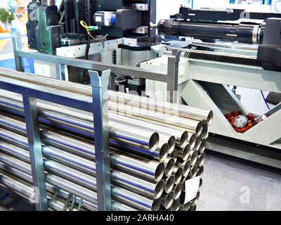 Tubi in acciaio e la tubazione della macchina di formatura Foto Stock