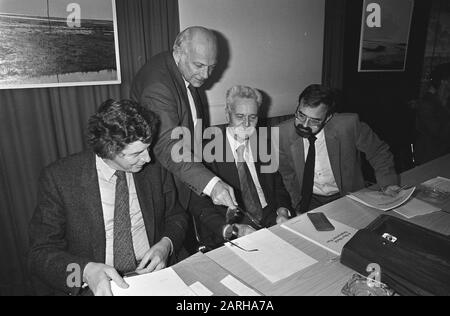 Presentato il piano mondiale per l'occupazione all'Aia Nieuwspoort, con una migliore divisione del lavoro nel mondo. J. Tinbergen Data: 29 Ottobre 1980 Parole Chiave: Relazioni Nome personale: Uyl, Joop den Foto Stock