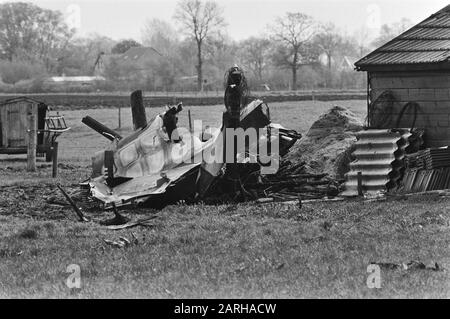 Due F-16 combattenti schiantati della forza aerea olandese vicino Hoogeveen Wreck di uno degli aerei Data: 27 aprile 1983 luogo: Drenthe, Hoogeveen Parole Chiave: Aerei da combattimento, incidenti aerei, relitti Foto Stock