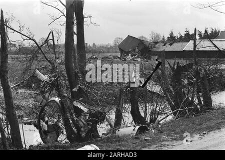 Due F-16 combattenti schiantati della forza aerea olandese vicino Hoogeveen Relitto tra gli alberi Data: 27 aprile 1983 posizione: Drenthe, Hoogeveen Parole Chiave: Aerei da combattimento, aerei crolli, velivoli, pascoli Foto Stock