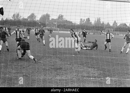 Xerxes DHC contro DOS. Una stazione vuota tutti i giocatori stanno per Xerxes-Goal Data: 28 maggio 1968 Parole Chiave: Sport, football Institution Nome: Xerxes/DHC Foto Stock