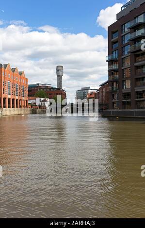 Il porto galleggiante di Bristol, Regno Unito, con una torre sparata disutilizzata visibile in lontananza. Foto Stock