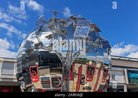 Il planetario e l'Energy Tree presso L'At-Bristol Science Center di Bristol, Regno Unito Foto Stock