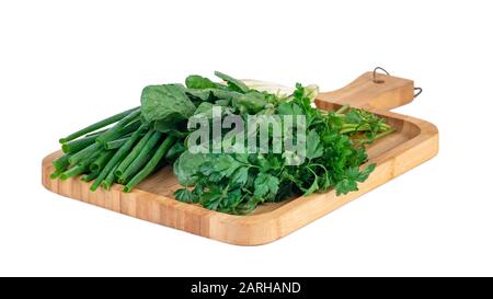 Prezzemolo, cipolla verde e crescione vivente sulla tavola di legno isolato su bianco Foto Stock